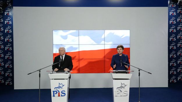 Kandydatka na premiera Beata Szydło w towarzystwie prezesa PiS Jarosława Kaczyńskiego ogłasza skład rządu