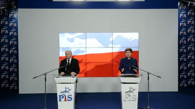 Jarosław Kaczyński i Beata Szydło w trakcie ogłaszania składu nowego rządu