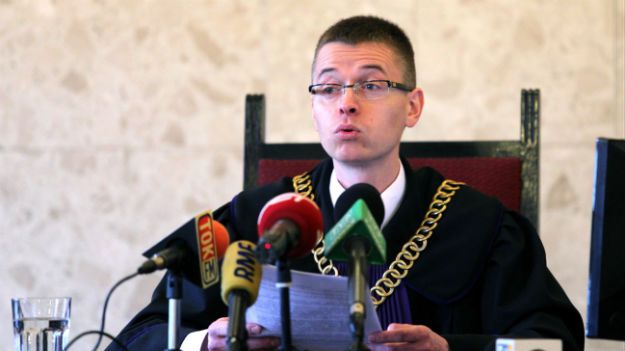 Sędzia Adam Prochaczek podczas ogłaszania wyroku
