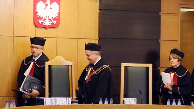 Sędziowie TK: Piotr Tuleja, Leon Kieres i Małgorzata Pyziak-Szafnicka na sali rozpraw.