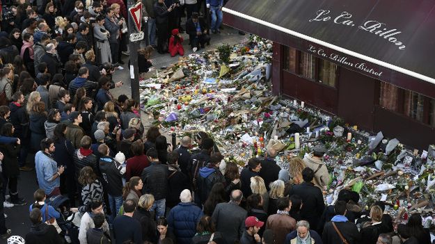 Paryżanie przed restauracją - jednym z miejsc ataku terrorystycznego, do którego przyznało się Państwo Islamskie