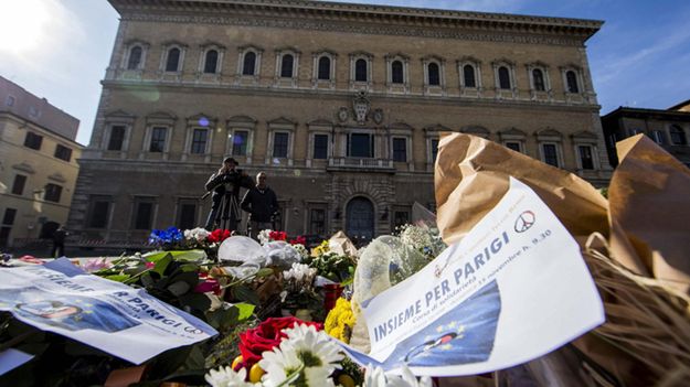 Kwiaty przed ambasadą Francji w Rzymie.