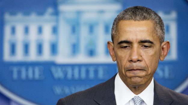 Barack Obama wygłaszający oświadczenie po atakach w Paryżu