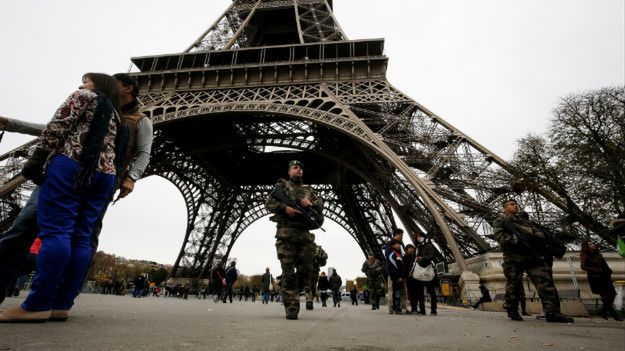 Żołnierze pod Wieżą Eiffla