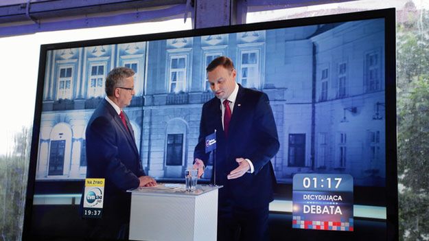 To Piotr Agatowski był autorem pomysłu wręczenie chorągiewki PO Bronisławowi Komorowskiemu