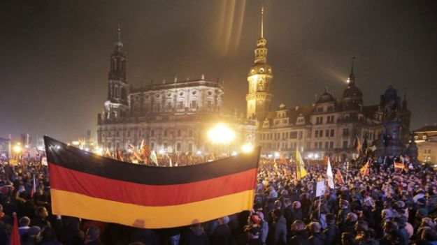 Zwolennicy Pegidy zebrali się w centralnym punkcie Drezna przez Operą Sempera