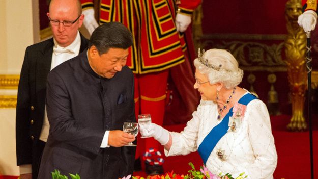 Xi Jinping i królowa Elżbieta II podczas bankietu w Pałacu Buckingham