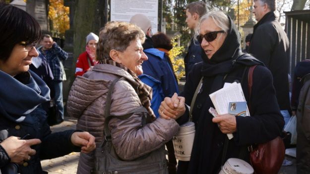 Aktorka Maja Komorowska kwestuje na Powązkach w Warszawie
