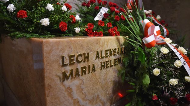 Kwiaty i wieńce przy sarkofagu Lecha i Marii Kaczyńskich w krypcie pod Wieżą Srebrnych Dzwonów na Wawelu.