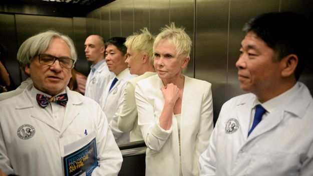 Prof. Wojciech Maksymowicz, aktorka Ewa Błaszczyk, prof. Isao Morita z Japonii, 19 maja w drodze na konferencję