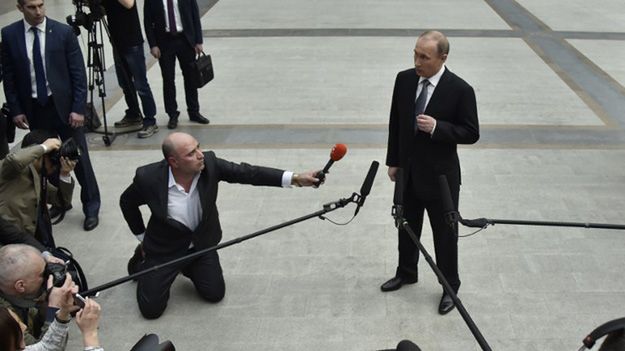 Prezydent Rosjo Władimir Putin rozmawia z dziennikarzami po corocznym programie telewizyjnym, w którym widzowie mogą zadawać mu pytania. 14 kwietnia 2016 r.
