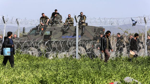 Uchodźcy i wojsko na granicy grecko-macedońskiej