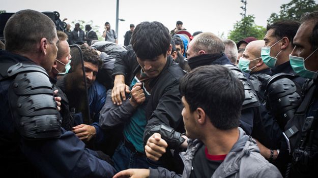 Ewakuacja nielegalnego obozowiska w Paryżu - nie obyło się bez przepychanek