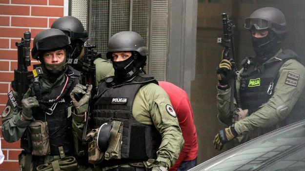 Podejrzany o próbę zamachu bombowego we Wrocławiu Paweł R. prowadzony przez policjantów