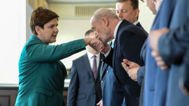 Premier Beata Szydło i minister obrony narodowej Antoni Macierewicz