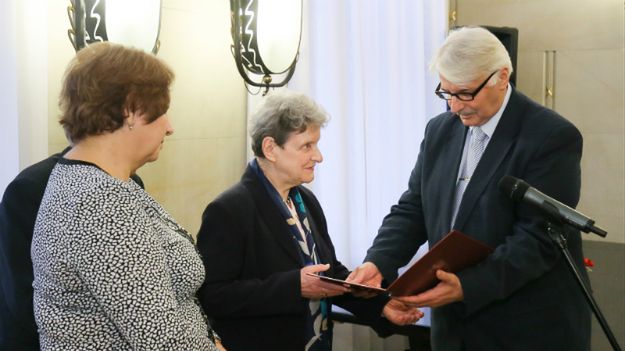 Szef MSZ Witold Waszczykowski wyróżnia działaczki organizacji "Wsparcie Obywatelskie"