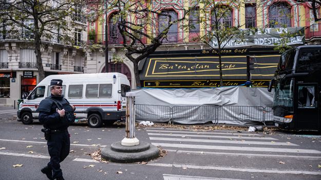 Policja przed salą Bataclan 16 listopada 2015 r.