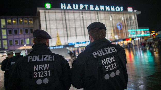 Policjanci przed dworcem w Kolonii, gdzie miało dojść do ataków na kobiety w Sylwestra