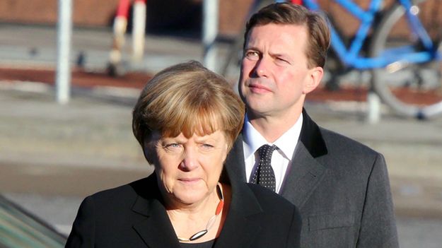 Kanclerz Angela Merkel i rzecznik jej gabinetu Steffen Seibert.
