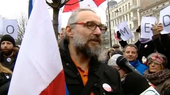 Mateusz Kijowski, lider KOD, rozpoczyna sobotnie protesty