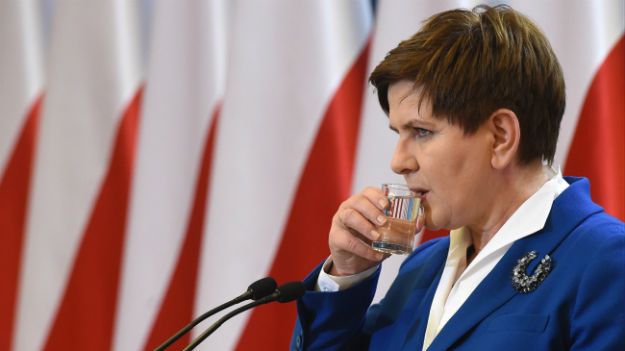 Tygodnik odnotowuje m.in. że Beata Szydło usunęła flagę europejską z pomieszczenia, gdzie organizuje swoje konferencje