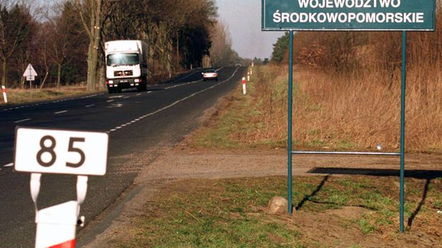 Symboliczna tablica z nazwą "Województwo Środkowopomorskie" ustawiona w 1998 roku na granicy woj. szczecińskiego i koszalińskiego w ramach protestu przeciw reformie administracyjnej, która nie uwzględniła powstania siedemnastego województwa.