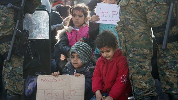 Najwięcej dzieci chce się dostać do Europy m.in. przez Grecję (na zdj. dzieci na granicy grecko-macedońskiej)