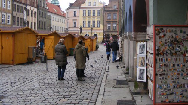 Drewniane budki zasłoniły stoiska kupców z domków budniczych.