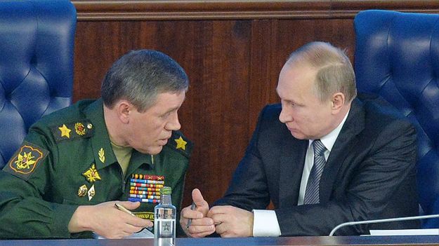 Od lewej: lewej gen. Walerij Gierasimow oraz prezydent Rosji Władimir Putin