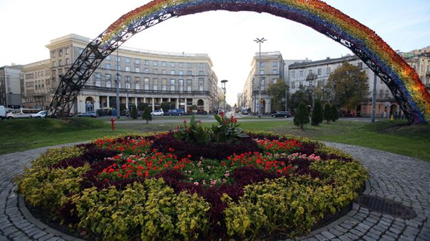 Spalona w październiku 2012 roku instalacja "Tęcza" z 16 tysięcy sztucznych kwiatów nawleczonych na stalową konstrukcję, autorstwa artystki Julity Wójcik.