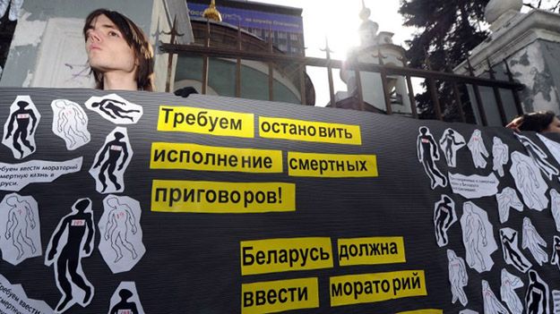 Protest Amnesty International przeciwko karze śmierci przed ambasadą Białorusi w Moskwie