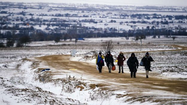 Migranci przekraczają granicę macedońsko-serbską, styczeń 2016 r.