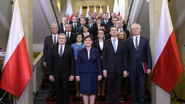 Beata Szydło i członkowie jej gabinetu podczas pierwszego posiedzenia (zdjęcie z 16 listopada 2015)