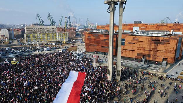 Widok na manifestację KOD pod hasłem "Polska murem za Wałęsą" na placu Solidarności w Gdańsku