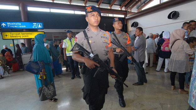 Patrole policji wzmocniono m.in. na indonezyjskich lotniskach.