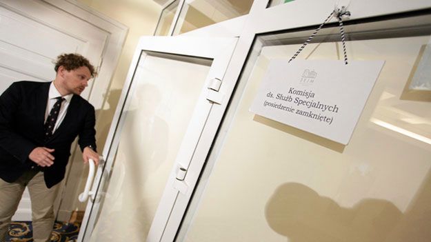 Poseł PiS Marek Opioła w drodze na posiedzenie Sejmowej Komisji ds. Służb Specjalnych