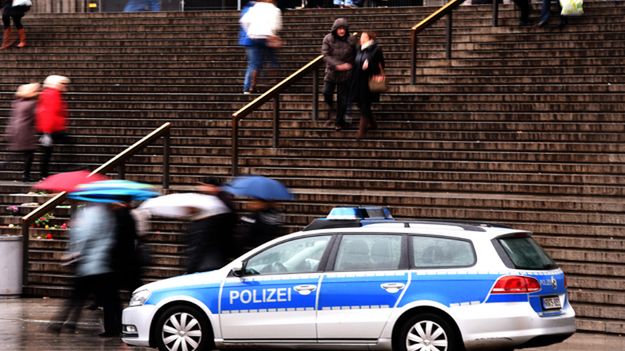Policja przed Dworcem Głównym w Kolonii