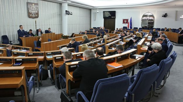 Senatorowie na sali obrad