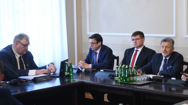 Członkowie komisji sprawiedliwości podczas posiedzenia