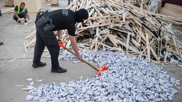 Przemyt papierosów odkryty w transporcie desek