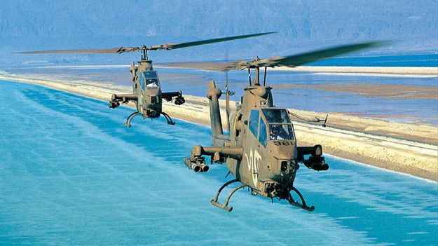 Izraelskie śmigłowce szturmowe Cobra nad Morzem Martwym