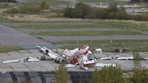 Szczątki polskiego samolotu Tu-154M na terenie wojskowego lotniska Siewiernyj w Smoleńsku - zdjęcie archiwalne
