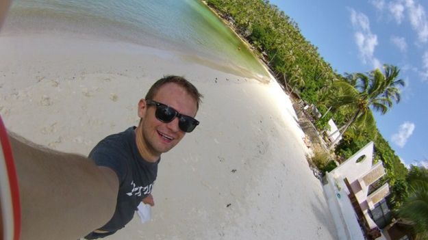 Tomasz Maciejewski na plaży w Malezji.