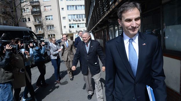 Ambasador USA Paul Jones w drodze do siedziby PiS