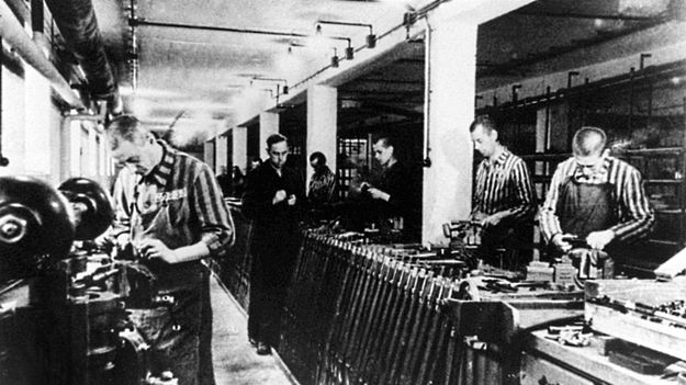Robotnicy przymusowi przy produkcji broni w obozie hitlerowskim w Dachau