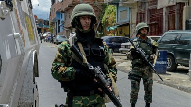 Funkcjonariusze wenezuelskiej Gwardii Narodowej na przedmieściach Caracas