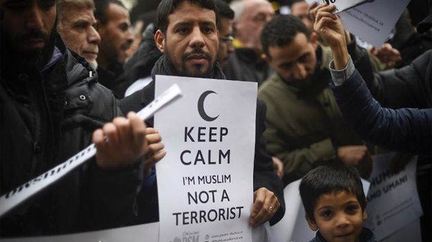 Demonstracja muzułmanów w Mediolanie, po atakach w Paryżu, 21 listopada 2015 r.