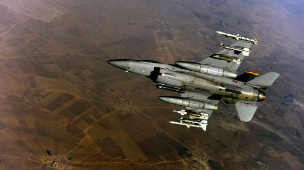 Amerykański myśliwiec F-16 nad Irakiem