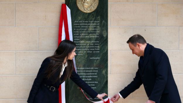 Prezydent Andrzej Duda i Marta Kaczyńska podczas ceremonii odsłonięcia tablicy poświęconej Lechowi Kaczyńskiemu