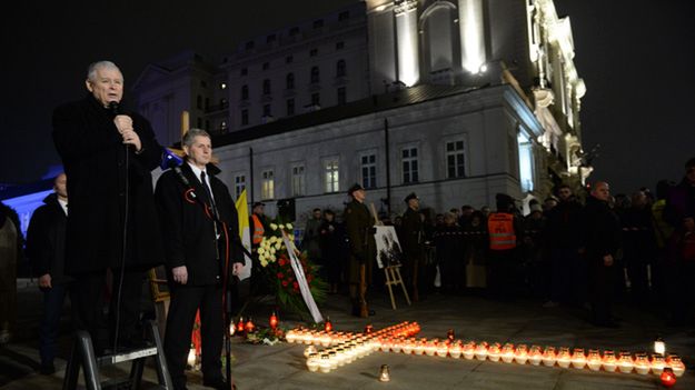 Jarosław Kaczyński podczas przemówienia przed Pałacem Prezydenckim